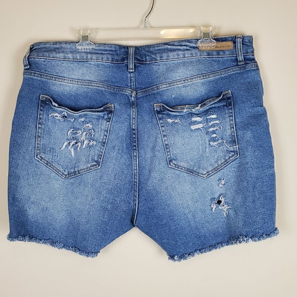 Ms. Cello Button Fly Distressed Cut Jean Shorts 2x - Picture 3 of 5